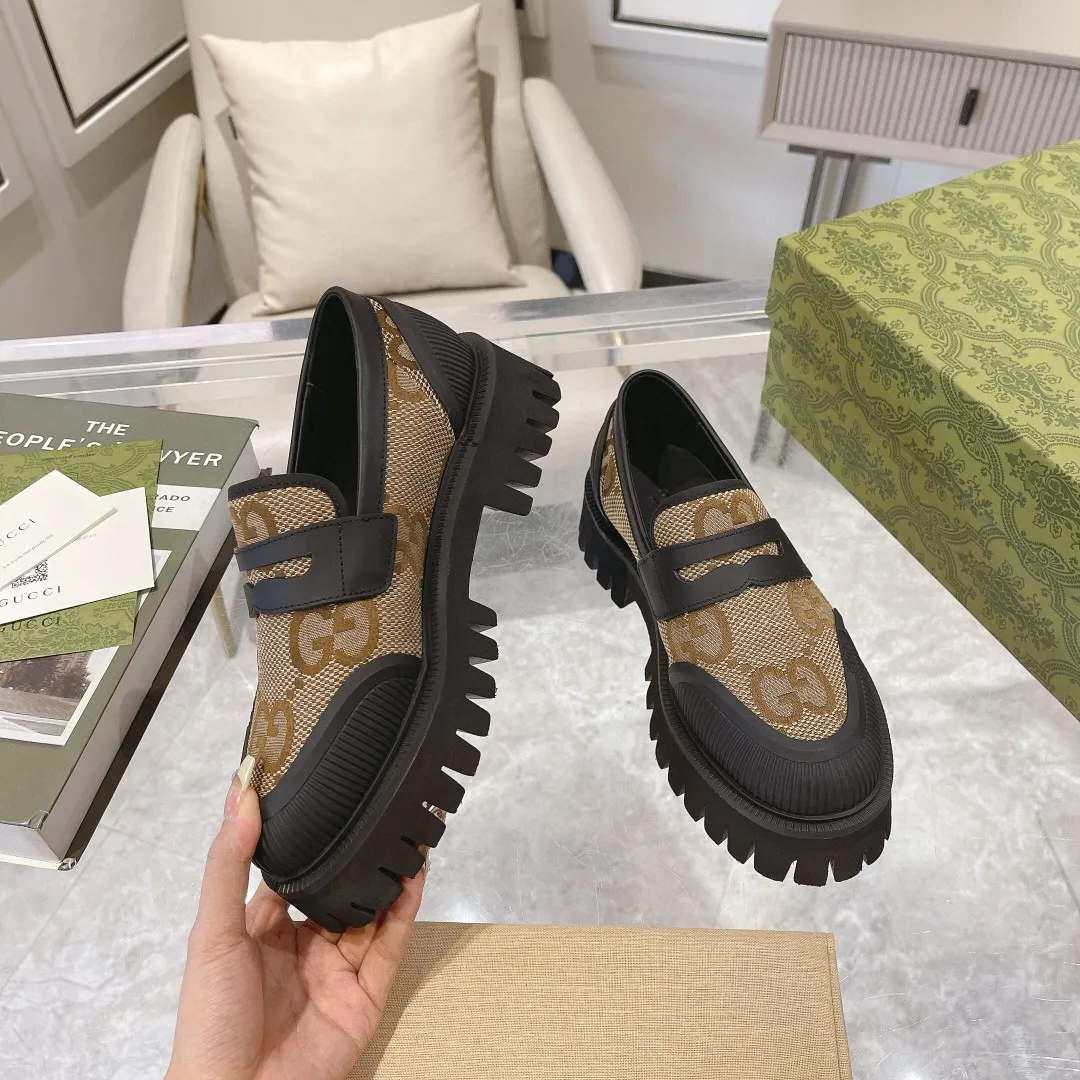 👟👟Ex-factory price 520👟👟 New GG loafers for spring and autumn. Gucci shoes cleverly use unique design elements to inject fresh vitality into the collection design. Crafted from camel and ebony GG canvas, these stylish unisex loafers feature a new interpretation of the brand's classic monogram pattern for the new season. Camel and ebony GG canvas/imported silk cowhide surface, imported silk cowhide lining, same style for men and women, black leather and rubber piping, EVA rubber sole, low heel, 4.5cm heel height, female size: 35#~42#, male size: 39#~47#, Italian creation
